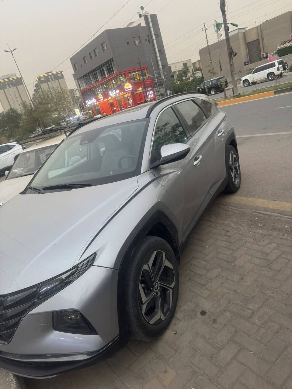 توسان 23 جلد فتحة ورادارات ماشيه اقل من 3000الف كمرقم بغداد باسمي حادثها بارد جاملغ امامي وصبغ نص جاملغ خلفي بغداد حي الجهاد سعرها 185 ورقه للاتصال *********** يوجد واتساب
