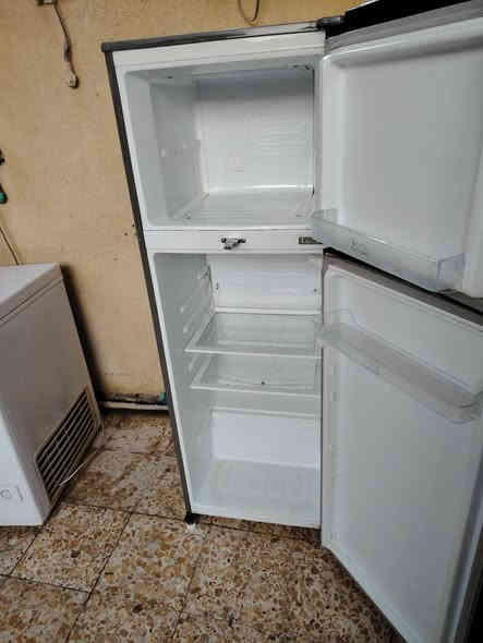 ثلاجه ومجمده للبيع اثنينهن سعرهن 250 مكاني نجف حي النصر *********** ***********
