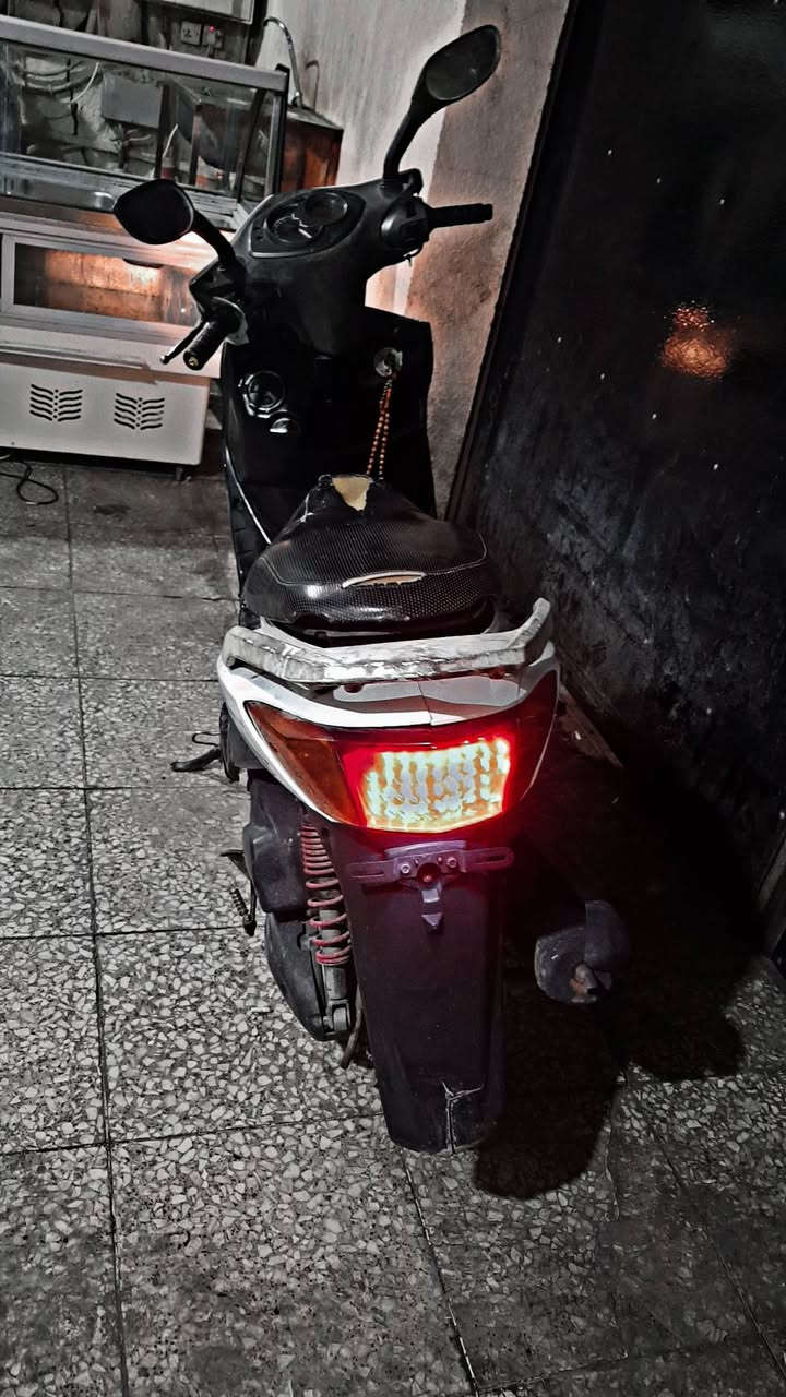 سلام عليكم سكنس للبيع فحل كابريتر نضيفة الدراجة خير من الله الدراجة نقص فقط كابريتر شادلهة كابريتر قفاز والكشن موجود بلادي
***********
