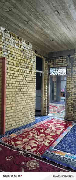 سلام  عليكم بيت للبيع مساحه ٢٠٠متر يتكون من غرفتان وصاله واستقبال ومطبخ مبني طابوق نقص الرضيه وبياض بناء جديد مكان كوت حي الحكيم نزله عميد جادر قرب سكلت ابو حسن التواصل علئ رقم *********** سعر 60 وبي مجال
