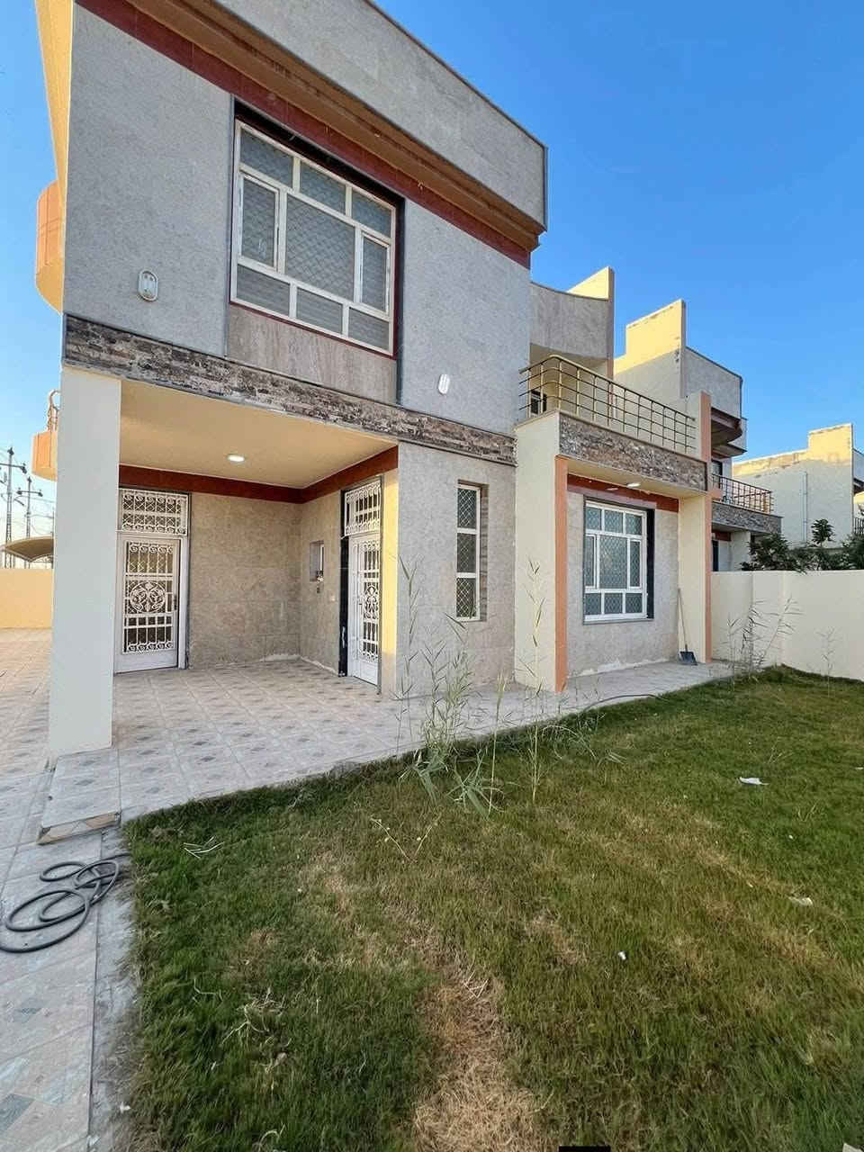 🏠دار للبيـــــــــع
(موقع مميز) (سعر مناسب نسبتاً لأسعار المجمع)
فـٓــــي مجمــــــع أرض بابـــــــل
الطابقيــن #ركــــــن سنتـــر علــىٰ شـارع المجمــع الرئيســي
ـــــــــــــــــــــــــــــــــــــــــــــ
المساحــــــة // 285م رگــــــن #طابــو #مـــلك #صــرف
الواجهـــــــــة // 14.25م
النــــــــــــــزال // 20م
ـــــــــــــــــــــــــــــــــــــــــــــ
🧱🏗️ الطابــــــــــق الأرضــــــــــي
غرفــــــــــة وصالــــــــــة وهـــــــــــول ومطبــــــــخ حــــــــار وبــــــــارد ومجـمــــــــع صحيـــــــــات وگــــــــــراج وحديقــــــــــة ...
ـــــــــــــــــــــــــــــــــــــــــــــ
🧱🏗️ الطابـــــــــــق الثانـــــــــــــي
غرفتيـــــــــن وهـــــــــــول ومجمــــــــــع صحـــــــــــيات ...

ـــــــــــــــــــــــــــــــــــــــــــــ💲
للأستفســـــــار عــــــن السعــــــــر يرجـــــــىٰ الأتصـــــــال
ـــــــــــــــــــــــــــــــــــــــــــــ💲
مكتـــــب
  🌛🌐الخــــارطــــة العقـــــاريــــة🌐🌜
الكائـــــــــن
   فـــي ⇩ حـي_الطيـاره_شـارع_25_الـرئيســي_قــرب
_المــــدرس_حسيـــن_طيــــاره
0️⃣7️⃣8️⃣2️⃣5️⃣2️⃣1️⃣2️⃣5️⃣6️⃣5️⃣📲
___________________________________
_____________________________________________
