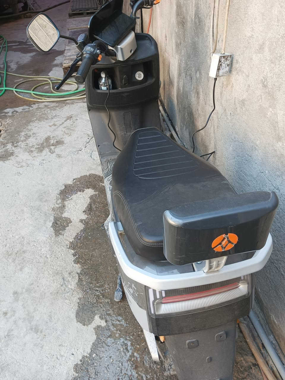 السلام عليكم... دراجه شحن للبيع ماركة 318 جديده عدد بطاريات 6 عدد بصمات 2 عدد سويج 2 حجم الملف 3000 قبل 3 أشهر اشتريتها بسعر 900 حاليا اريد ابيع بسعر 700 الي يعجبه يشتري يراسلني ماسنجر او يتصل واتساب *********** العنوان بغداد شارع الرشيد قريب من المتنبي قرب مقهى الزهاوي
