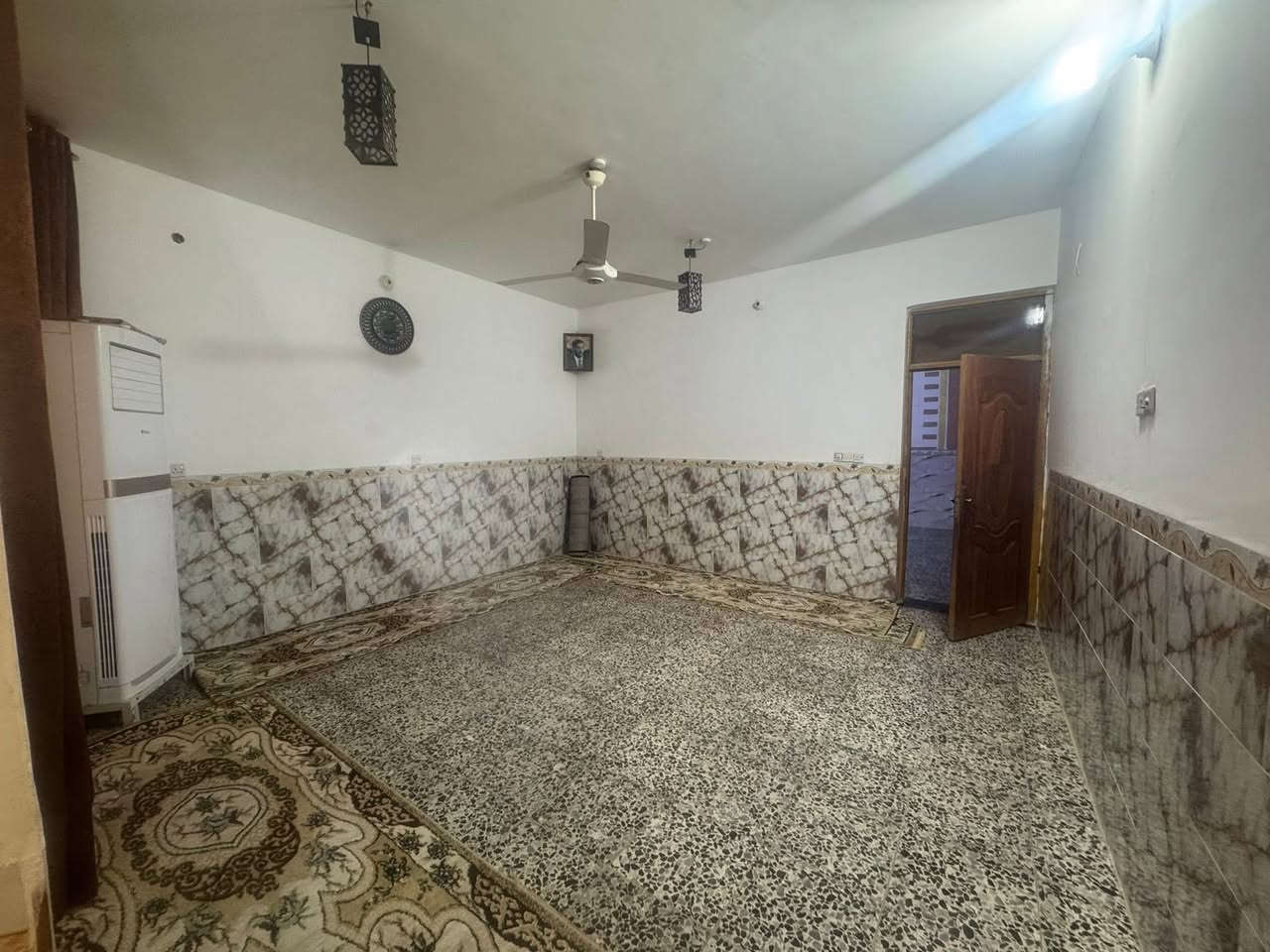 بيت للبيع مساحة 400 م بناء 2017 مسلح طابقين يتكون الاول من استقبال 4.5*9  و هول 5*5 وصاله 5*9 ومطبخ 4*4 وغرف عدد 3 غرفتين 4* 5 و غرفة 4*3 والطابق الثاني يتكون من غرفين 4*4 وصالة 5*6  / عنوان البيت مقابل قاعة الحديد بالمردان قرب أسواق بيت عاصي للاتصال ***********
