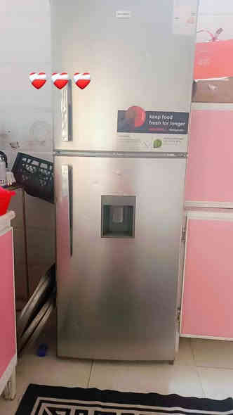 اغراض للبيع  نضيفات ثلاجه جديده استخدم ٧ اشهر كسر فلين  وكاونتر تكمه ٤ قطع وياه طباخ وغساله شغاله غسل وتجفيف بس بيبان مكسره ع فحص وعندي جربايه هيه ولدوشك مالها طبي  و٤مقاعد تخم  وافن ومبرده شغاله بس متروكه هم ع فحص *********** او مراسله خاص
