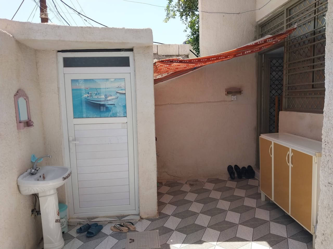سلام عليكم يالله مشتمل للبيع مساحه ١٦٠ متر سند زراعي ٢٥ حي لمير يتكون من مطبخ صاله ستقبال غرفتين نوم وصحيات غربيه وشرقيه +ممر خلف لغرف السعر ٧٥ قفل بناء البيت ٢٠٢٦ تصال ***********
