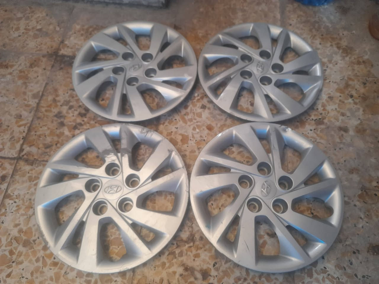 السلام عليكم 
للبيع 
تخم كبات هونداي 
وتخمين كبات كيا 
واكو كب واحد من مال الهونداي مشخط فقط
سعر التخم الواحد 40 الف بي مجال


**إذا كنت صاحب هذا الإعلان وتريد حذفه لأي سبب، رجاءا أرسل رسالة إلى الدعم الفني**