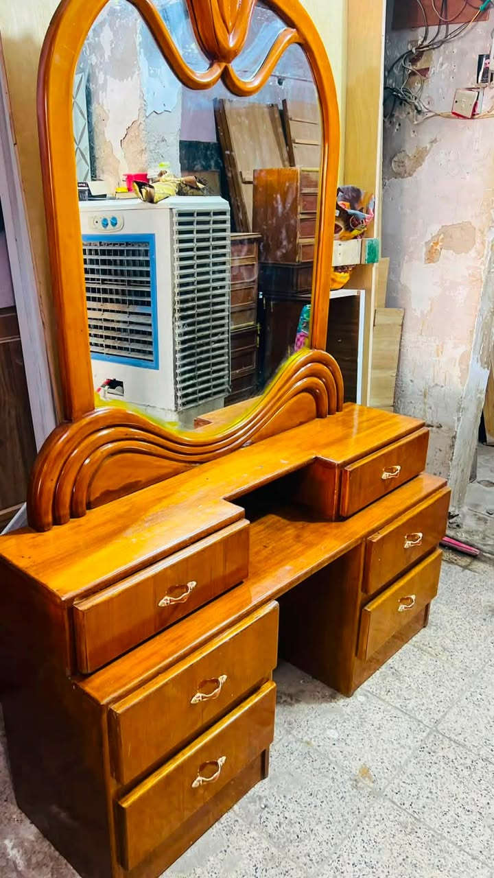 السلام عليكم غرفة عراقية ناعمة ٥ ابواب ونظيفة كما موضح بالصور وبسعر مناسب اي استفسار ع الخاص او واتساب***********
