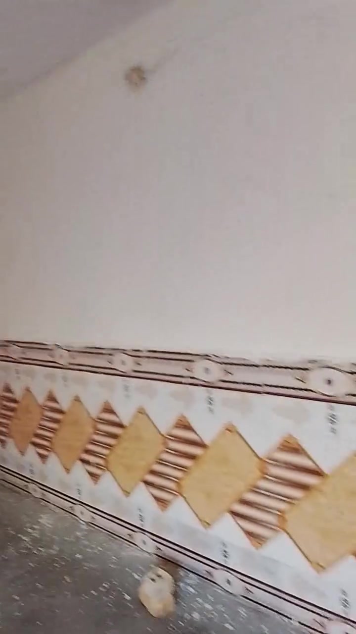 بسبب الوعود الكاذبه  دار للايجار خدمات مسقط قرب  المضمد ابو زهراء الو ماركت هشومي يحتوي علي غرف نوم وستقبال ومطبخ وحمام وتوليت وكراج جبير *********** بي وات ساب سعر ايجار ١٧٥
