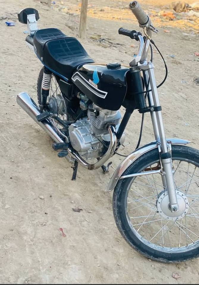 السلام عليكم دراجة شلامجه لبيع موديل 24حلوه ونضيف كلك المكان ديوانيه دغاره صدر الدغاره السعر 400بيه مجال لطيبين اتصال ***********
