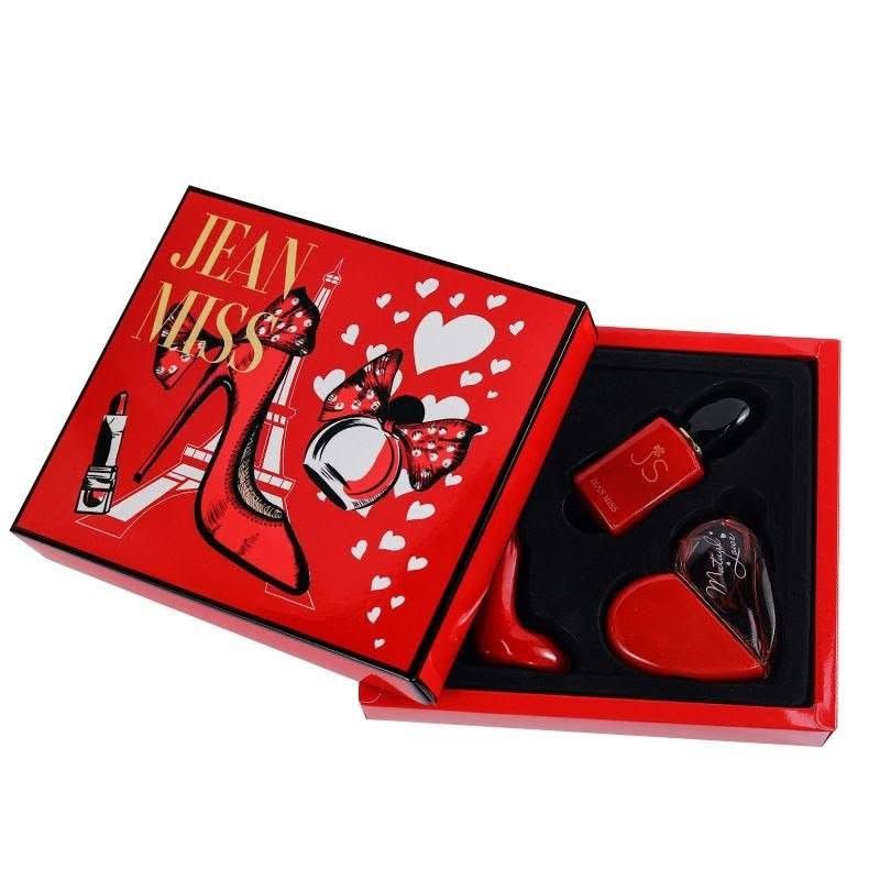 🎁 سێتی دیاری عەتری خانمان (٣ لە ١)
👠 عەتری شێوە پێڵاو (Very Good Girl): بۆنێکی زۆر سەرنجڕاکێش و مێینەی هەیە، تێکەڵەیەکە لە بۆنی گوڵ و میوە.

🌹 عەتری Si Passione: بۆنێکی کلاسیک و بەهێزی هەیە، هەستی متمانە بەخۆبوون و وزەت پێ دەبەخشێت.

❤️ عەتری شێوە دڵ: بۆنێکی شیرین و ڕۆمانسی هەیە، گونجاوە بۆ کاتە تایبەتەکان و شەوان.

✨ تایبەتمەندییەکان:
* دیارییەکی زۆر جوان و شیکە بۆ بۆنەکان.
* قەبارەیان گونجاوە بۆ ناو جانتا و گەشت.
* شێوەی بوتڵەکان زۆر سەرنجڕاکێشن.


**إذا كنت صاحب هذا الإعلان وتريد حذفه لأي سبب، رجاءا أرسل رسالة إلى الدعم الفني**