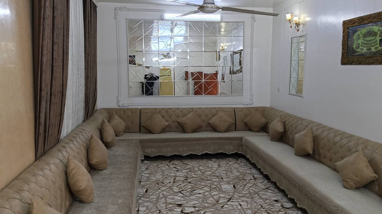 ❤️ فرصة استثمارية نادرة ❤️
🏢 عقار تجاري مميز للبيع – ملك صرف
🔹 الموقع:
بناية بيت تجارية في منطقة المتميزين
بين دور العمال والزهراء
📍 على الشارع الرئيسي مباشرة – موقع حيوي عالي الحركة ومثالي للاستثمار
🔹 المساحة:
▪ المساحة الكلية: 260 م²
▪ الواجهة: 10 م
▪ العمق: 26 م
🔹 تفاصيل العقار:
العقار عبارة عن بناية من طابقين بتصميم عملي واستثماري ممتاز:
🔸 الطابق الأرضي:
✔ محلات تجارية مؤجرة/قابلة للتأجير
✔ بيت سكني متكامل يتكون من:
3 غرف نوم
صالة استقبال
مطبخ
هول
صحيات
🔸 الطابق الثاني:
✔ شقة سكنية متكاملة تتكون من:
3 غرف نوم
مطبخ
هول مفتوح
صحيات
🔹 مميزات العقار:
⭐ موقع تجاري ممتاز
⭐ واجهة على شارع رئيسي
⭐ مناسب للاستثمار أو السكن مع دخل شهري
⭐ بناء مرتب ومساحة عملية
⭐ ملك صرف وجاهز للبيع
📞 للاستفسار والمعاينة:
📱 ***********
او تتفضل عندي الخاص مفتوح !!
