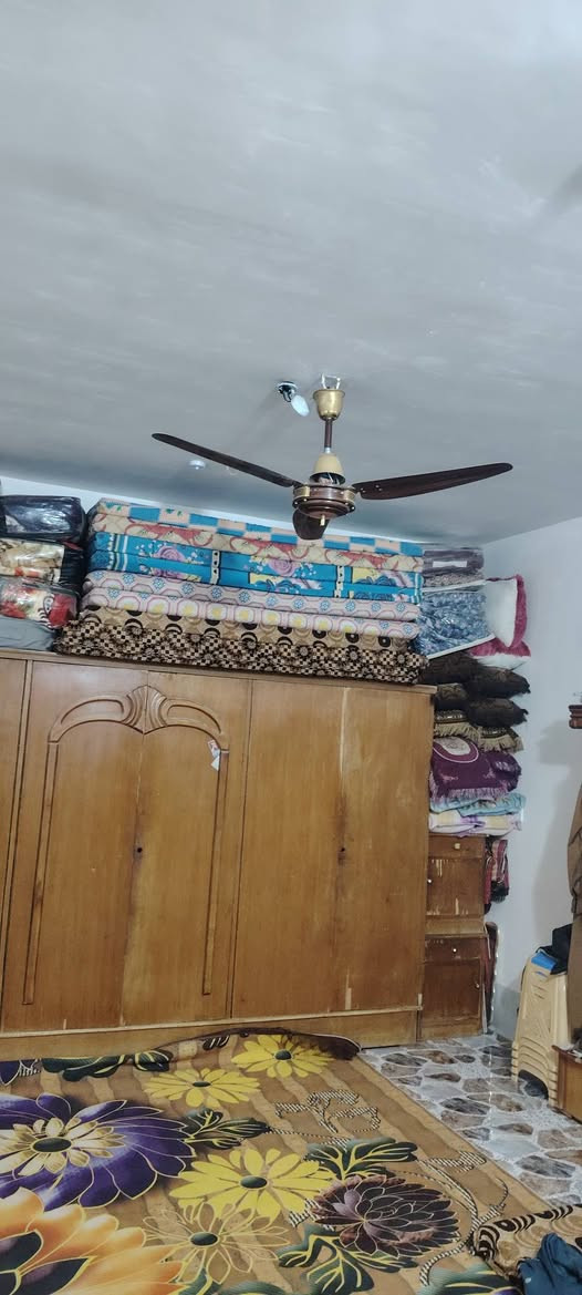 سلام عليكم بيت البيع مساحه 350
يتكون من عرفه ستقبال 9×5وعرفه نوم 6×5ومساحه درج ومطبخ حار وبارد صحيات تداخل وخارج وبي مشتمل ثاني هيكل من ضمن بيت كلشي واضح بل فيديو سعر خاص الاستفسار على رقم ***********
