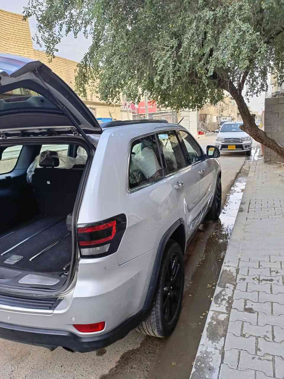 سلام عليكم جيب شوراكي 2011 لا ضربة لا دواخل كفالة فقط الجاملغ الأيمن بي ضربة كد شبر ومعدل ومرشوش سيارة فول لمتت تبريد تلث قطع علما المكينة 8 بداية ضعف بيها السعر 150 البصرة الرقم ***********
