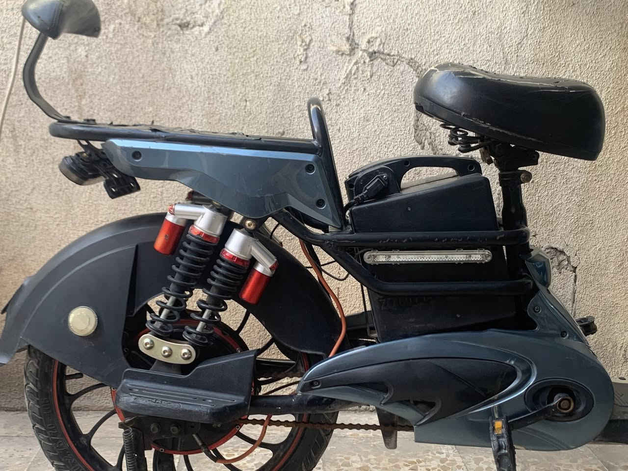 سلام عليكم      دراجه شحن اخو الجديد مستخدم شهرين5 بطاريات اربع گير تايرات شرط بطاريات شرط بگلايت ولاشارات شرط ونشرات مالت البايسكل قويه وشاحنه مالته شرط جديده و وكاله وتشحن البايسكل 3 ساعات الدراجه كامله فقط كشن الوره مابيها و الوايرات والكهربائيات شرط الدراجه سعرها 270 وبيها مجال للشراي العنوان كركوك حي الشهداء رقمي  *********** خابرني وتدلل وبي واتس اب
