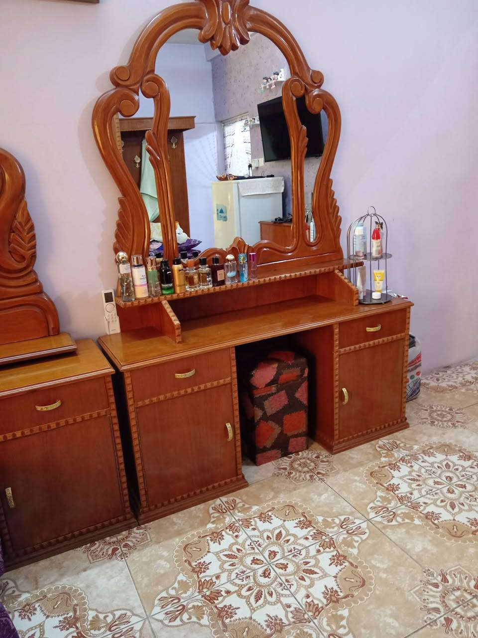 السلام عليكم بيع غرفت اخشاب صاج اصلي 100 يتكون من 
سرير مزدوج كبير
زاوية ملابس 
ميز اتواليت 
السعر 300 الف 
الاستفسار على الرقم 
***********
