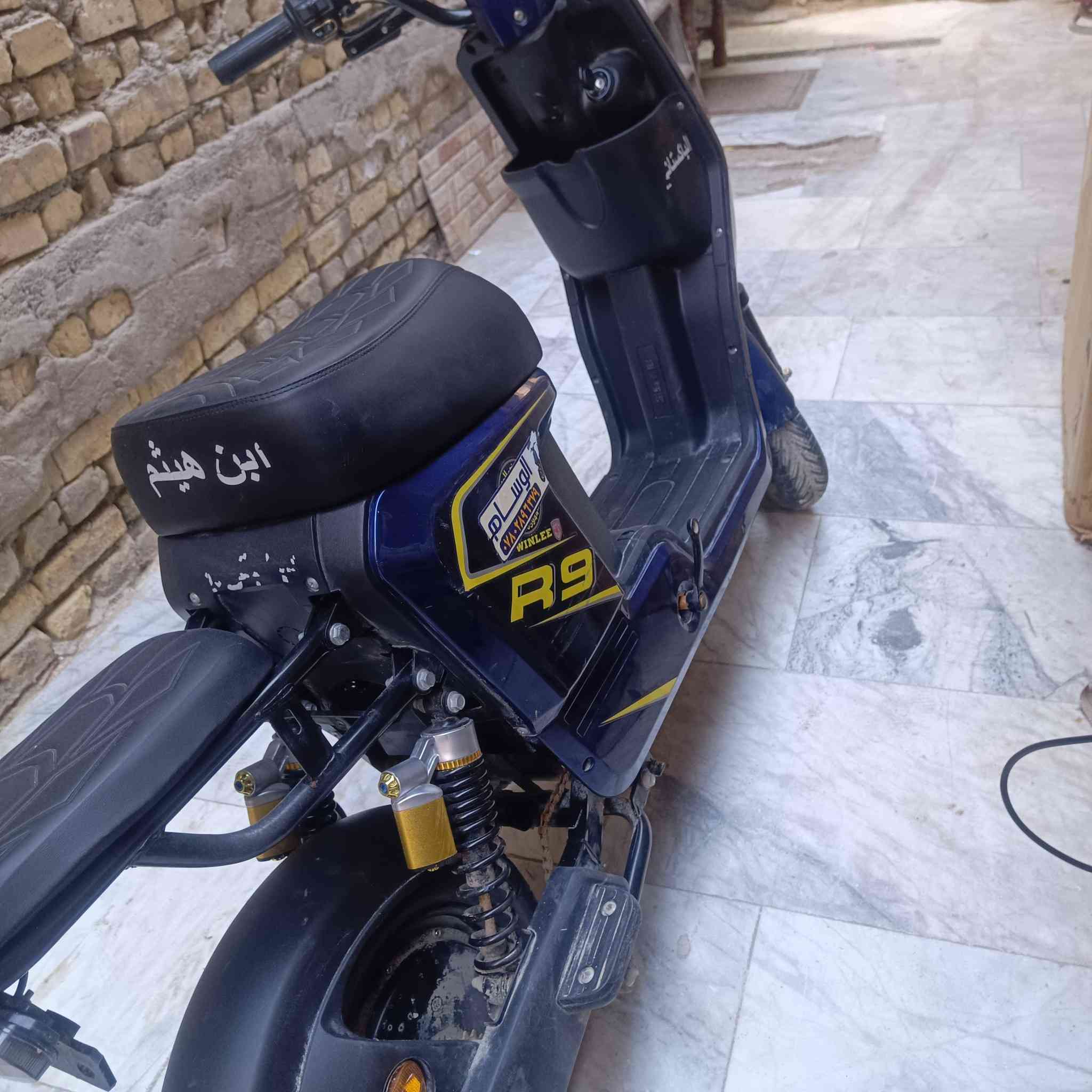 السلام عليكم
دراجه ار تسعه الونلي الشحن
خمس بطاريات🔋  
كلشي بيهه شغال 
مابيه اي عطل 
نضيفه ومرتبه
العنوان ناصرية مركز
ويوجد مواصفات للستفسار 
على الرقم***********
