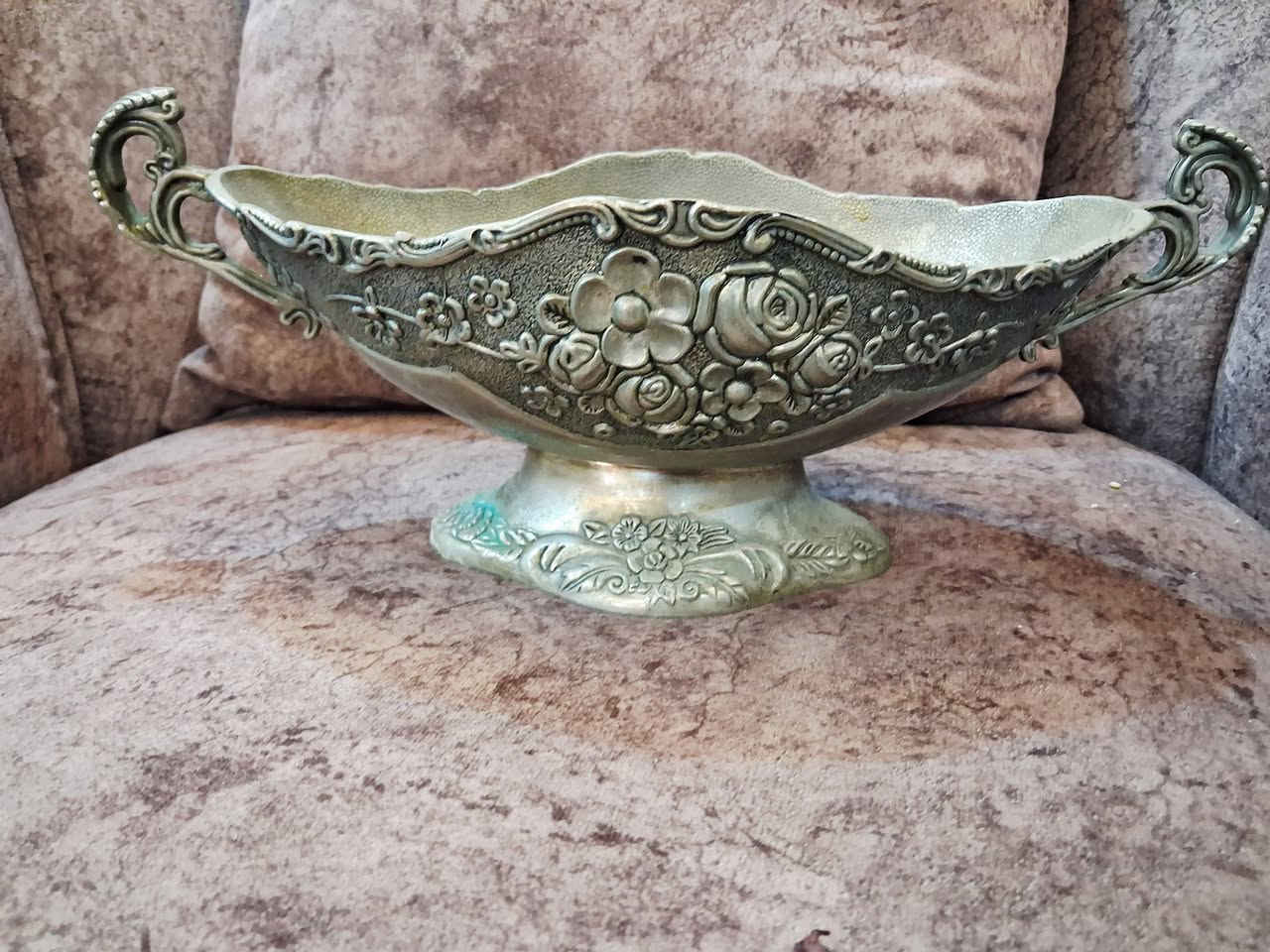 مضيفة إيطالية تحفة قديمة ✨
قطعة فاخرة بحجم كبير بزخرفات نفر ورسومات ورود بطابع أوروبي كلاسيكي أنيق 🌸
قطعة مميزة للديكور أو الضيافة وتلفت النظر في أي مكان.

🔥 بسعر حرق: 9 دنانير فقط

متوفر خدمة توصيل لباب البيت 🚚
للحجز أو الاستفسار الرجاء التواصل خاص.


**إذا كنت صاحب هذا الإعلان وتريد حذفه لأي سبب، رجاءا أرسل رسالة إلى الدعم الفني**