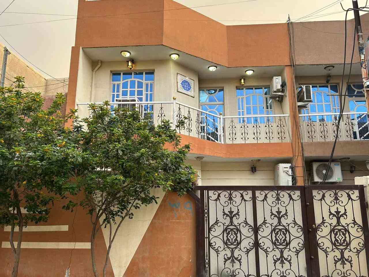السلام عليكم دار للبيع مساحة ١٠٠ متر واجهة ٧ ونزال ١٤ونص
في الزراعي فرع اسواق شاكر فرع عريض وواسع حالة الدار جيدة 
يحتوي الدار على كراج يتسع سيارة وخدمات خارجيه مدخلين استقبال وصالة  الطابق الاول ومطبخ مفتوح على الهول وخدمات 
الطابق الثاني غرفتين نوم وصالة كبيرة وخدمات 
للاستفسار *********** نادر ابو علي
