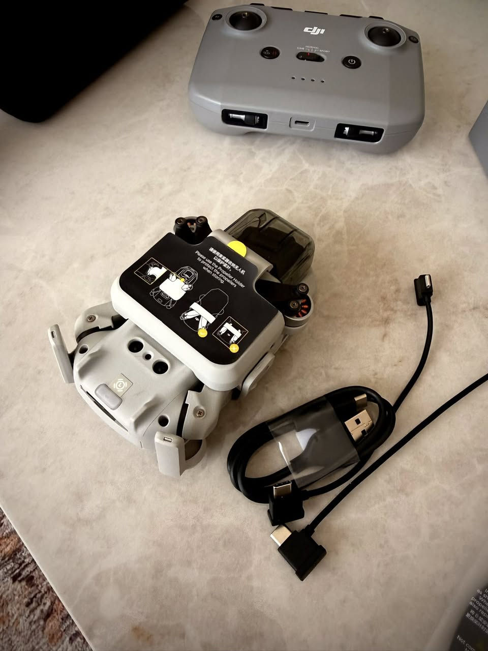 للبيع درون DJI Mini 2 (دقة 4K) نسخة الكومبو الكاملة، الطائرة بحالة الشركة (نظافة 100%) ومكفولة من أي شخط أو عطل تقني.

ملاحظة مهمة : الدرون من شركة CameraLK وكيل DJI فرع سيريلانكا وباسمي 
وعندي تخويل من الحكومة السريلانكية عند الاستخدام 
ومطايره ابد داخل العراق فقط للتجربة 
البيع على مسؤولية المشتري بالموافقات عند الاستخدام

• المواصفات: تصوير 4K احترافي، ثبات عالي ضد الرياح، ومدى إرسال طويل جداً (OcuSync 2.0).
• محتويات الباقة (Combo):
1. الطائرة والريموت كنترول الأصلي.
2. عدد (3) بطاريات بحالة ممتازة.
3. شاحن الكومبو الذكي (Hub).
4. حقيبة التنقل الأصلية من DJI.
5. كافة الملحقات (مراوح إضافية، براغي، وكيابل).
• التصوير: مرفق مع المنشور نماذج تصوير حية من عدسة الطائرة توضح جودة الألوان واستقرار الحساس.

السعر المطلوب: [600 الف]
المكان: [بغداد]
التواصل على الماسنجر


**إذا كنت صاحب هذا الإعلان وتريد حذفه لأي سبب، رجاءا أرسل رسالة إلى الدعم الفني**