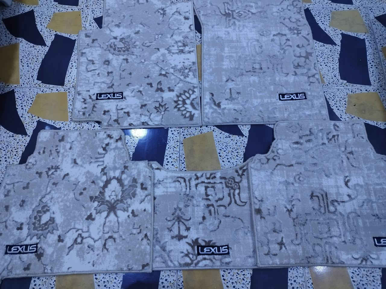 من رخصت مدير الكروب المحترم
ارضيات لكزز بسعر مناسب طخم

بسعر 150الف
***********
