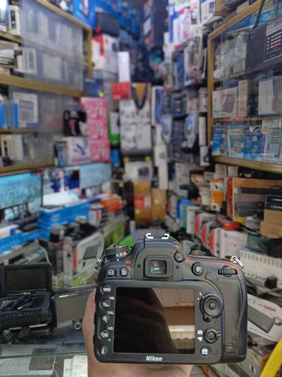 سلام عليكم ورحمه الله وبركاته اخواني كامره D7100 اخت جديده نضافه فول 
ملحقاته الاصليه 
جنطه جديده وشارحنه ورام وحزام كتف وتحويله نقل صور الموبايل  *********** وبخدمتكم بغداد, العراق
