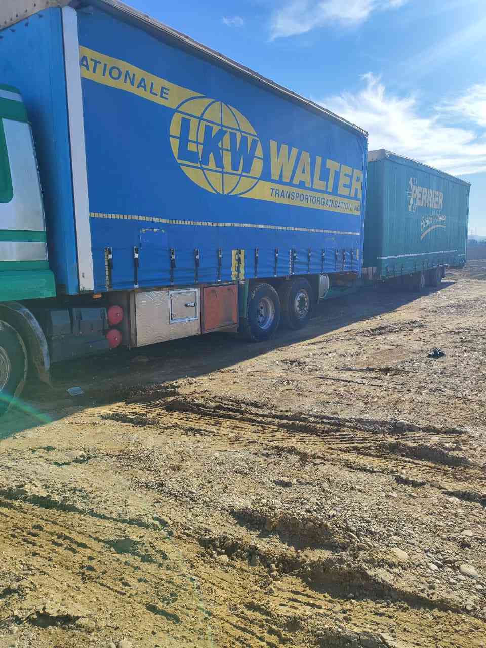 السلام عليكم عربانة وبودي للبيع  طول العربانة عشرة الا ربع والبودي ثمانية البودي ثمانية ثمانية8 وارتفاع 3 امتار وعرض 250البودي يرهم اكتروز ويرهم سكانيا ￼ 
للاستفسار 
***********
***********
