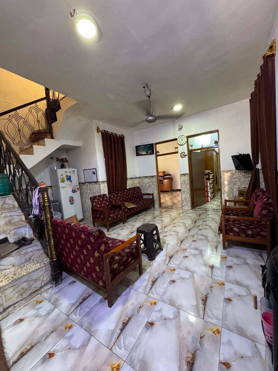 تفاصيلة  بيت ١٤٠ متر طابق غرفتين نوم ومطبخ وحولي وصالة 
واجهة ٧.٥ ونزال ١٨.٥ 
بيت جديد صبغ وديكورات مغربية وارضية موزايك 
الارض (زراعي بي سند وقرار قاضي )
موقعة الفلكة مال جسر المثنى خلف الاسواق يبعد عن الشارع العام ٢٠٠ متر

***********
