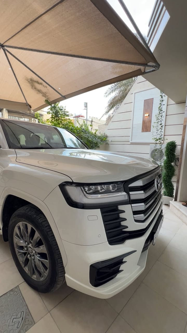 سلام عليكم للبيع لاند كروزر 2024 vx لمتد بريم ماشيه17الف السياره فول مواصفات معروف الvx كامرات كشنات كهرباء السبعه راكب ايضاً كهرباء كشنات تدفئه وتبريد يعني معروفه مواصفاتها السعر 76.500$ الاستفسار  اتصال ع الرقم ***********
