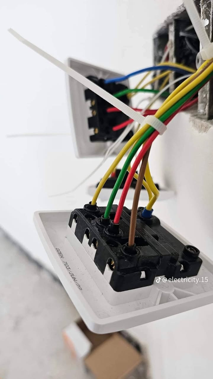 سلام عليكم
هل تبحث عن الدقة والأمان في تأسيس كهرباء منزلك أو مشروعك الجديد؟ نحن نعلم أن التأسيس الصحيح هو أساس الراحة والاطمئنان في المستقبل، لذلك نقدم لك خدماتنا في أعمال المقاولات الكهربائية بأعلى المعايير.
​لماذا تختارنا لتأسيس كهرباء بيتك؟
​✅ تخطيط هندسي: توزيع ذكي لنقاط الإنارة والأفياش بما يتناسب مع أثاثك وتصميمك.
​✅ أمان مطلق: نلتزم بكافة معايير السلامة واستخدام الخامات الأصلية لتجنب الأعطال المستقبلية.
​✅ دقة في المواعيد: تسليم العمل في الوقت المحدد وبأعلى جودة تنفيذ.
​✅ تأسيس سمارت: إمكانية تجهيز وتأسيس أنظمة المنازل الذكية (Smart Home).
​✅ أسعار تنافسية: أفضل قيمة مقابل أعلى جودة تنفيذ.
​خدماتنا تشمل:
​تأسيس وتمديد شبكات الكهرباء بالكامل.
​تركيب لوحات التوزيع (البوردات).
​تأسيس شبكات الإنترنت، الكاميرات، والساتلايت.
​صيانة وتجديد التمديدات القديمة.
​لا تترك أمان بيتك للصدفة.. ابدأ صح من البداية!
***********

اللهم ارزقهم مايتمنون لنا 🩷
