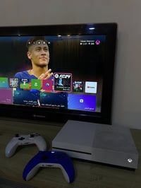 متوفر x box one s  اللون ابيض  واحد تيرا 1T  اثنين يدات اصليات بس وحده...