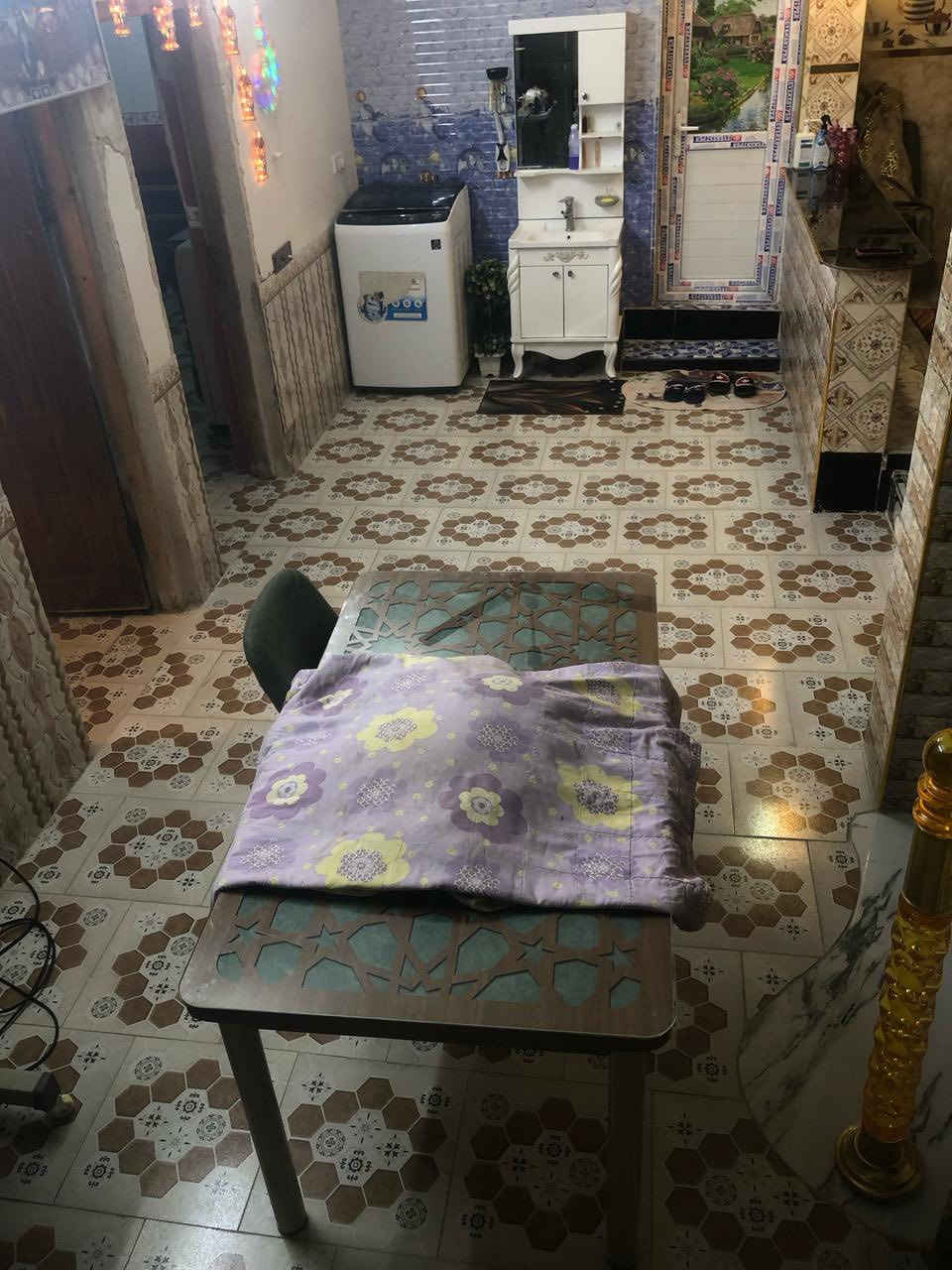 سلام عليكم بيت بالستكشافات شارع ملعب الجوهره المساحه 150 ركن بيه 2غرف وحده بلطابق الاول وثانيه بلطابق الثاني +مطبخ + صالتين + استقبال+ كراج 
بيه خطين كهرباء جاي على المنطقه تبليط وباقي خدمات 
السعر 62 وبيه مجال  
للتصال ***********
