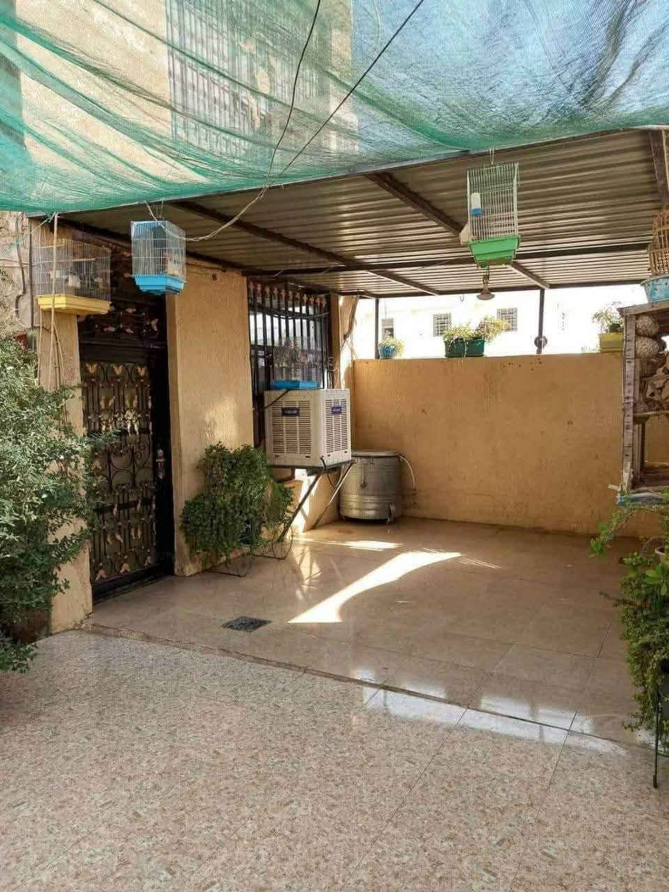 اعلان متوفر بيت للايجار في منطقة دواجن قرب ثانوية الزيتون يتكون من الطابق الأرضي استقبال مطبخ صالة مجموع حمامات داخلية وخارجية وكراج وحديقة سعر الإيجار 500بي مجال ***********
