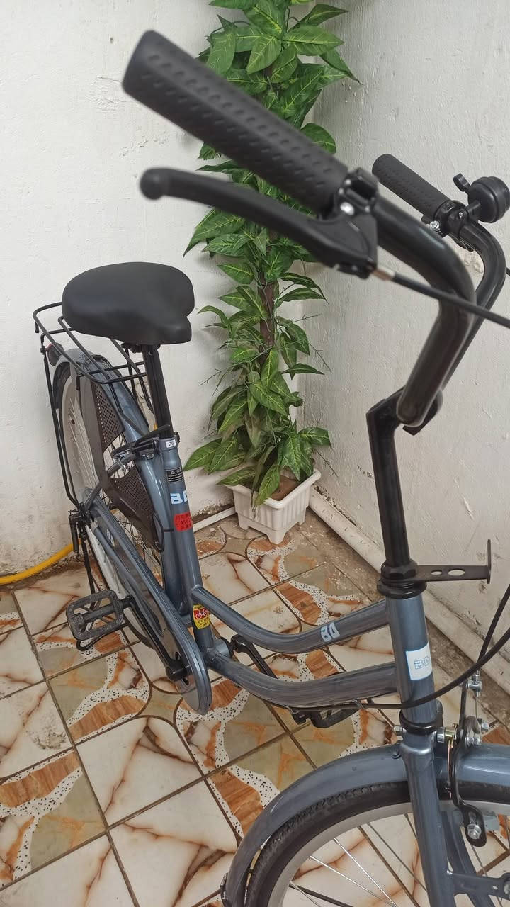 بايسكل جديد امس خذته بيه ضربة كلش خفيفه بالجاملغ ب 150 قفل قفل مكاني حي جمعيه رقمي واتساب *********** شركة BD، لون نفطي كلش راقي كله جديد.
