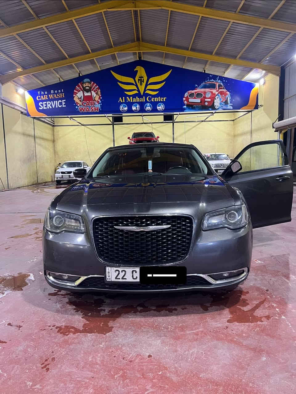 السلام عليكم 
للبيع | كرايسلر (اوباما) 300 Touring موديل 2018 🇨🇦

✅ الفئة: Touring
✅ موديل: 2018
✅ وارد كندي (جاية من أمريكا كلين)
✅ محدثة S (واجهة ولمسات S تعطيها شكل رياضي أجمل)
✅ الممشى: 360,000 كم (حوالي 223,700 ميل)

المواصفات:

✔️ شاشة Uconnect لمس.
✔️ كاميرا خلفية.
✔️ تشغيل بالبصمة (Keyless Go).
✔️ تشغيل عن بُعد (Remote Start).
✔️ مقعد السائق كهربائي.
✔️ مثبت سرعة وتحكم من الدركسون.
✔️ تكييف ثنائي المناطق.
✔️ ويلات عنكبوت رياضية سود أصلية.
✔️ إنارة LED ونهارية.
✔️ صالون واسع ومريح مع شنطة كبيرة.
✔️ ثبات ممتاز وراحة عالية بالسفر.

ملاحظة بكل أمانة:

🔹 السيارة جاية من أمريكا كلين، وداخل العراق صار بيها صبغ 4 أصابع بالجاملغ الخلفي جهة السائق فقط.

رقم الشاصي (VIN):
2C3CCAAG8JH291886

السيارة جاهزة للفحص بأي مكان يختاره المشتري، والفحص خير دليل.

📞 للجادين فقط. ***********,,,***********
الله يبارك لصاحب النصي
