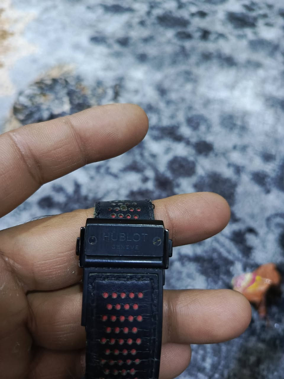 السلام عليكم ساعه هابلوت مثل ما واضح بالصور قيم باليرضي الله الغزاليه ***********بي وات ساب
