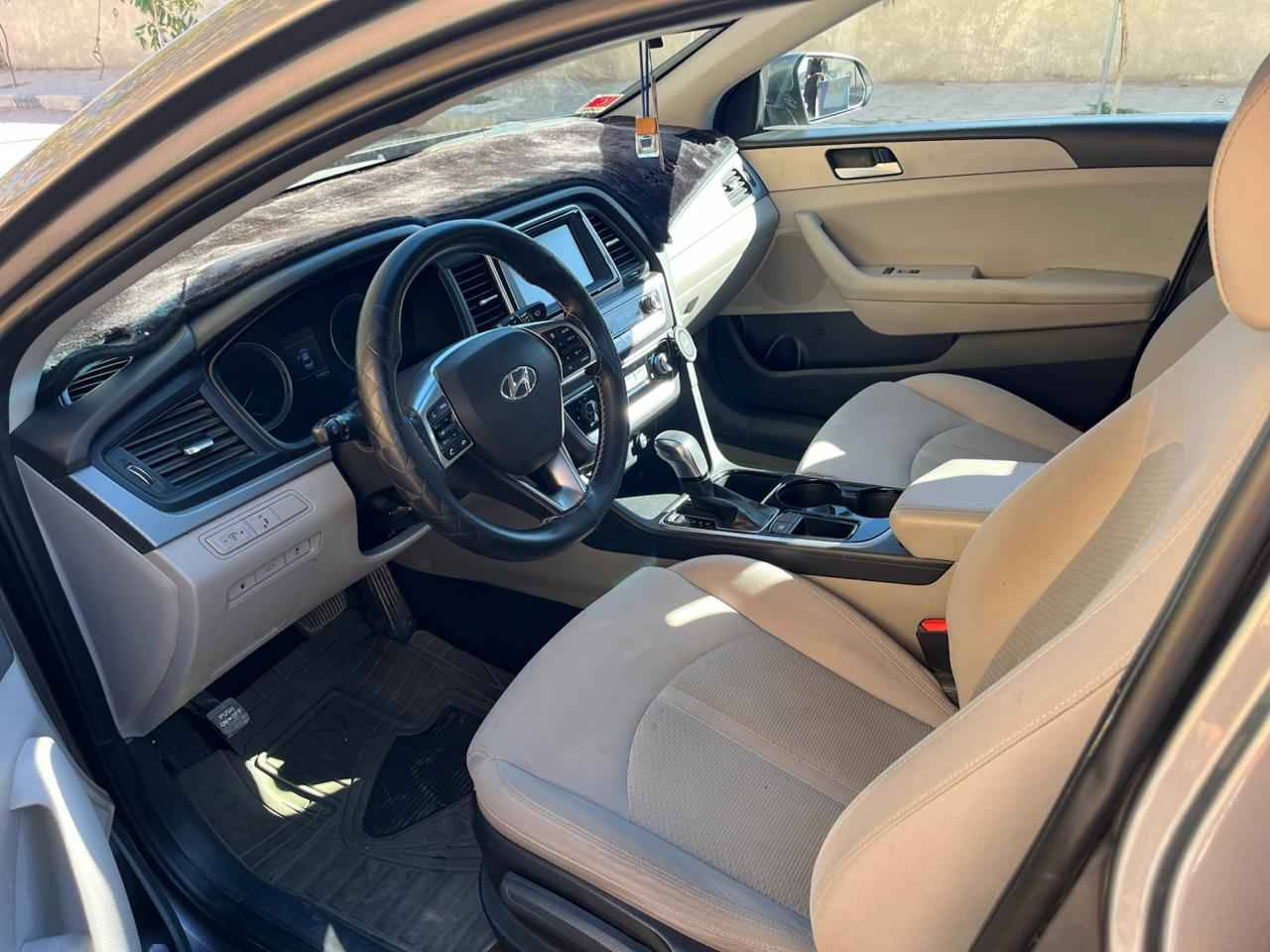 السلام عليكم سيارة سوناتا ٢٠١٨ وارد أمريكي محرك ٢٤٠٠ GDI ماشية ٩١الف ميل رقم نجف انكليزي بأسمي السنوية لغاية ٢٠٣٠ حادثها بنيد مصبوغ مع الجاملغ الايمن الامامي معدل بدون صبغ حادثها بدون دواخل مواصفات SE السيارة بلادية جاهزة من كل شي محرك و كير وضع الشركة ما مفتوحات 
السعر ١٤٠ 
رقم تلفون صاحب السيارة *********** النجف, العراق
