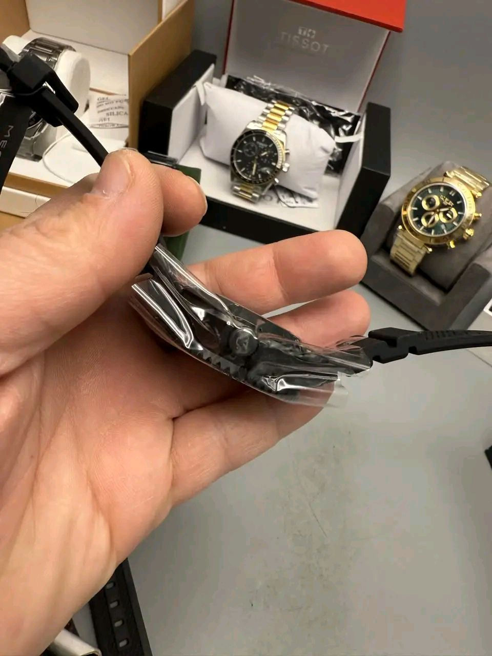 متوفر 

ساعة غوص من 

امبريو ارماني 
دايفر 200 متر
لامنوس مينه وارقام
طوق دوار
اوتوماتيك قفل بحري 
ستانلس ستيل بالكامل 
قطر 43
كاملة المرفقات 

.


**إذا كنت صاحب هذا الإعلان وتريد حذفه لأي سبب، رجاءا أرسل رسالة إلى الدعم الفني**