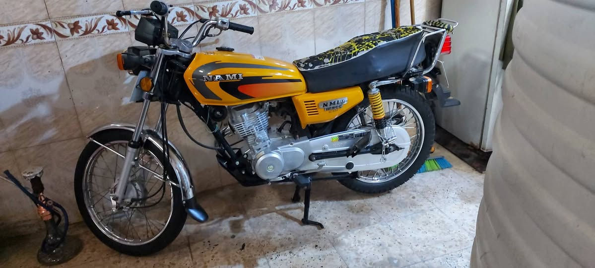 دراجة ناما شلامجة اصلي موديل 23 شهر ١١ طالعه من الوكيل بل ٢٥ بعدة جديدة بلاد مزودة لايت ابو النشرة و هرون سيدان و نشرة ارضية رقم بصرة باسمي تحوي مباشر
السعر ملونين وربع  هاتف ***********
