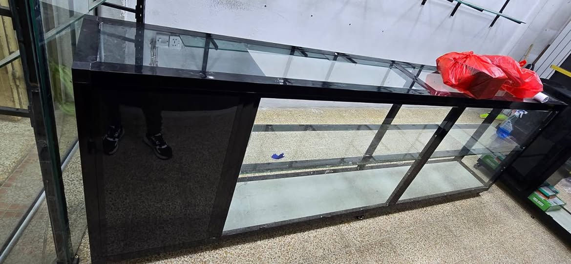 غراض محل موبايلات جاهو وكامل للبيع 
جامخانه 
رفوف  زجاج  عدد 4
رفوف ارضيه عدد 2 
لوحة كفرات بيضاء عدد 3
حمالات الكفرات عدد 100
ميز فاصل عدد 2
كرسي عدد 1 
كما موضح في الصور 
مستعمل شهرين فقط
الغراض مكلفاتني 1.550.000 
طالب عليهن 1.100.000
خاص او اتصال او واتساب 
***********
