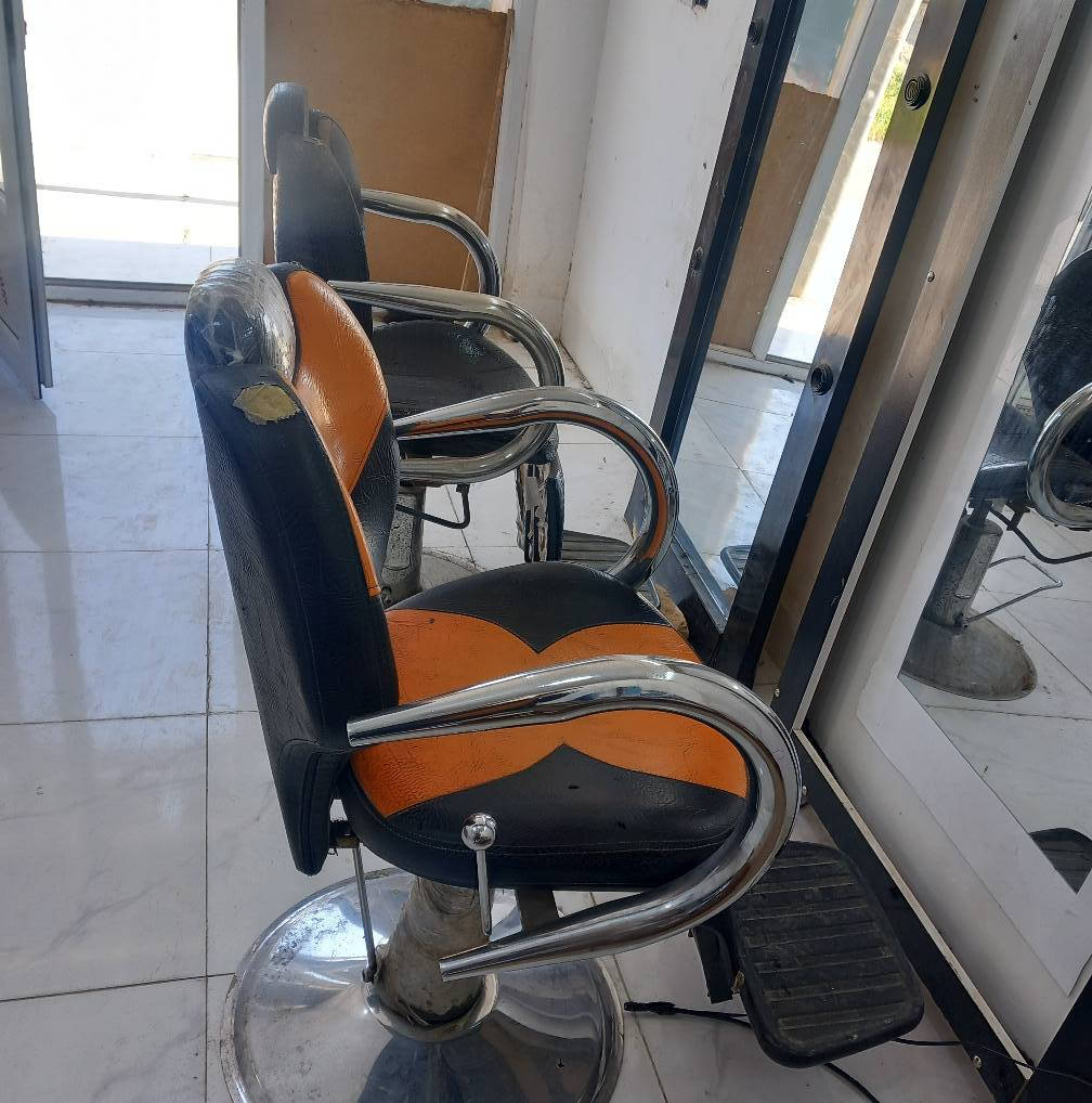 كرسي عدد ٢
مرايات عدد ٢
مع قنفه للبيع اي استفسار اتصل برقم ***********
