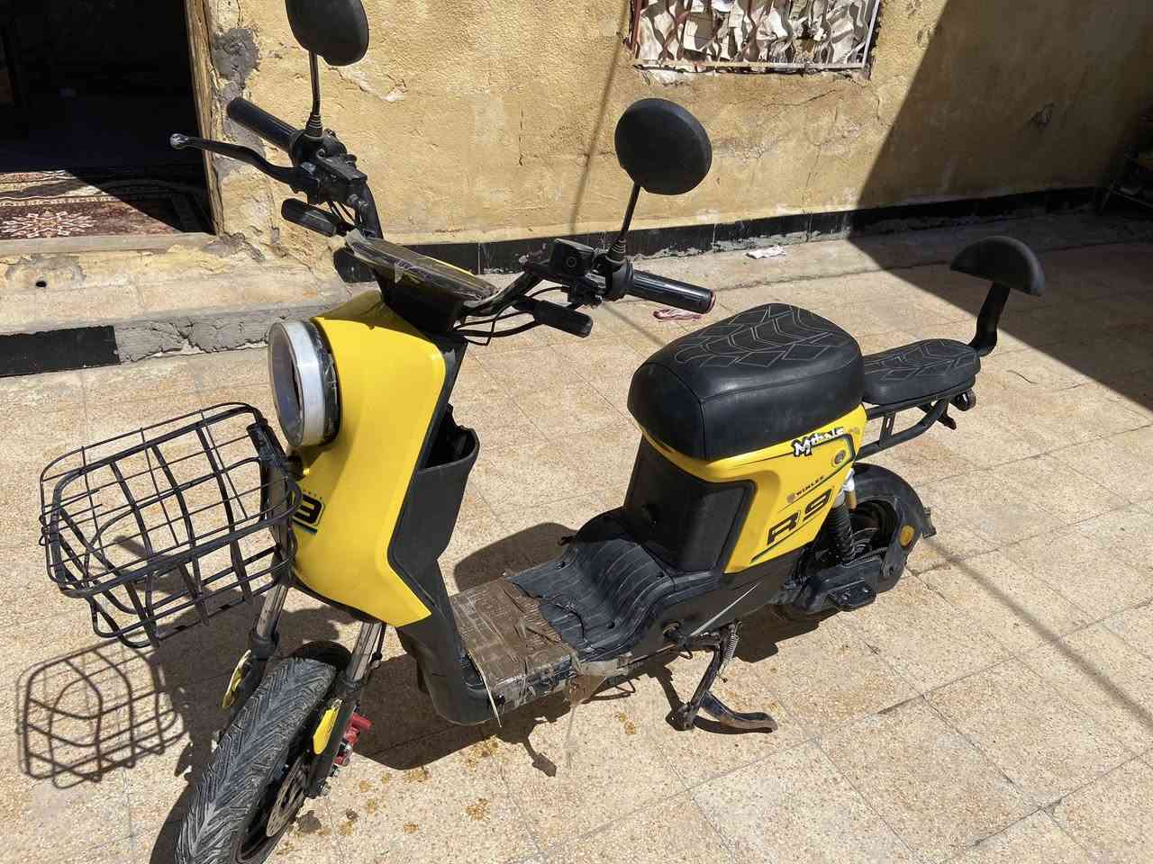 سلام عليكم دراجه شحن للبيع R9 موديل 2025 بطاريات 5 
اشاير لايت زنون من كلشي تشتغل ومابيه اي عطل ** الدراجه البريك الخلفي مكسور ولمدكر الامامي هم مكسور واكو صوره خليت عليه علامه ماعليه شي حاط كارتون وله هيه ماعليه شي  
المكان البصرة السعر 375 وبيه مجال للشراي الرقم/ ***********
