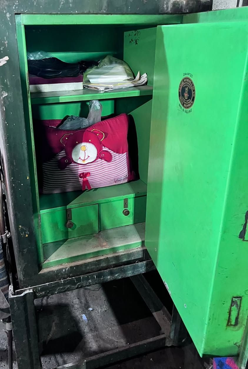 قاصه انكليزي مفوله تفول من كل نواحي نظافه💯ومتانه💯ضد الحرق والكسر والرطوبه
القياسات 
ارتفاع متر ونص 
عرض متر
الوزن غير معروف لكن وزنها مايقارب 800هيج
موكل بنشرهن✅✅✅
السعر 850الف 
الموقع بغداد
للستفسار ***********
