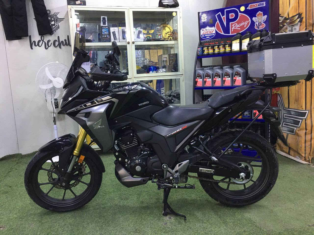 موندا CB200X موديل 2024 تأتي
adventures_center_iraq
بتصميم مستوحى من الدراجات المغامرات (ADV) مع تحديث رئيسي هو إضافة مساعد وقابض انزلاقي (Assist & Slipper Clutch)، بالإضافة إلى إضاءة LED، شاشة LCD رقمية، ومكابح قرصية مع ABS أمامي، وهي مبنية على هيكل Hornet 2.0 وتوفر وضعية قيادة مستقيمة ومريحة للمسافات الطويلة، مع محرك 200cc.
المواصفات الرئيسية:
المحرك: 184.4 سي سي, أحادي الأسطوانة.
القوة: حوالي 17.2 حصان.
عزم الدوران: 16.1 نيوتن متر.
ناقل الحركة: 5 سرعات.
التعليق: شوكة أمامية مقلوبة (USD)، ومونو-شوك خلفي.
المكابح: قرصية مع ABS في الأمام (أحادية القناة).
الوزن: 147 كجم (وزن السير).
الميزات: شاشة LCD رقمية، مصابيح LED.
.(Assist & Slipper Clutch) قابض مساعد ومنزلق :2024 التحديث ل
السعر : $2600 شط العرب, البصرة


**إذا كنت صاحب هذا الإعلان وتريد حذفه لأي سبب، رجاءا أرسل رسالة إلى الدعم الفني**