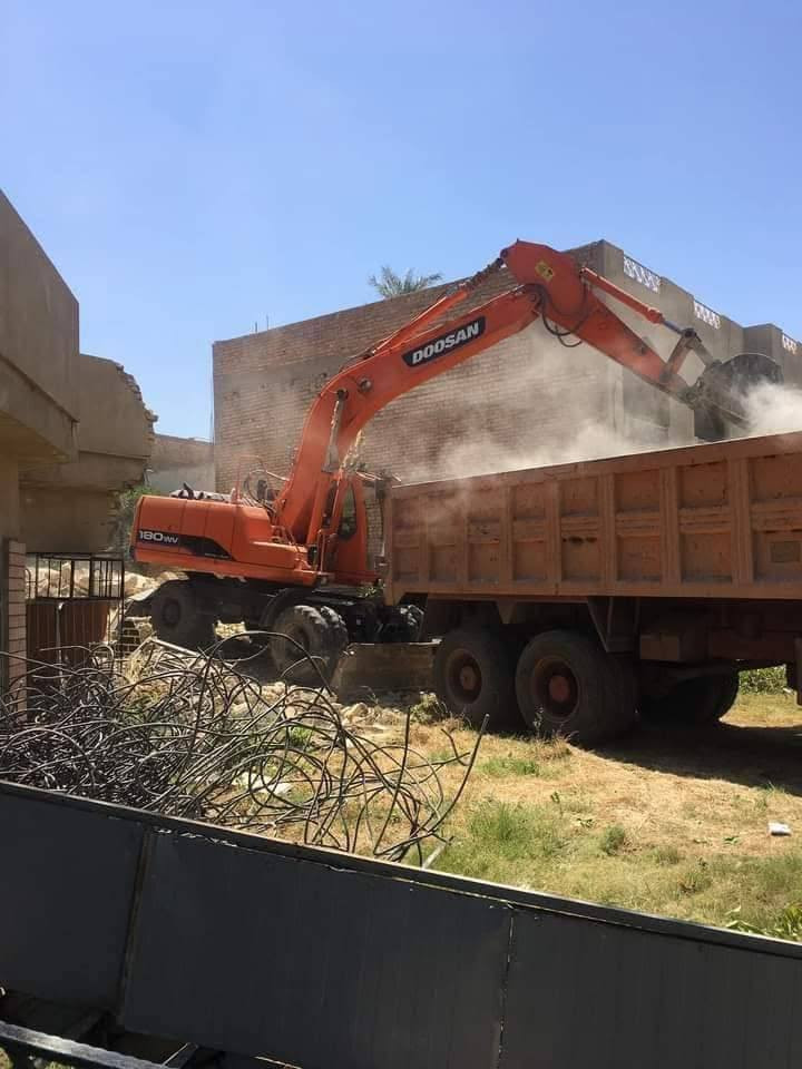هدم الدور  تفليش البيوت *********** ورفع الانقاض وقص المنازل المشتركه و ترميم  بيوت وهدم البنايات وفرش السبيس ولجلمود وحدل الكاع نحنو جاهزون للعمل في بغداد ولاطراف ان شاء الله سنكون عند حسن ظنكم نستقبل اتصالاتكم على مدار الساعة
