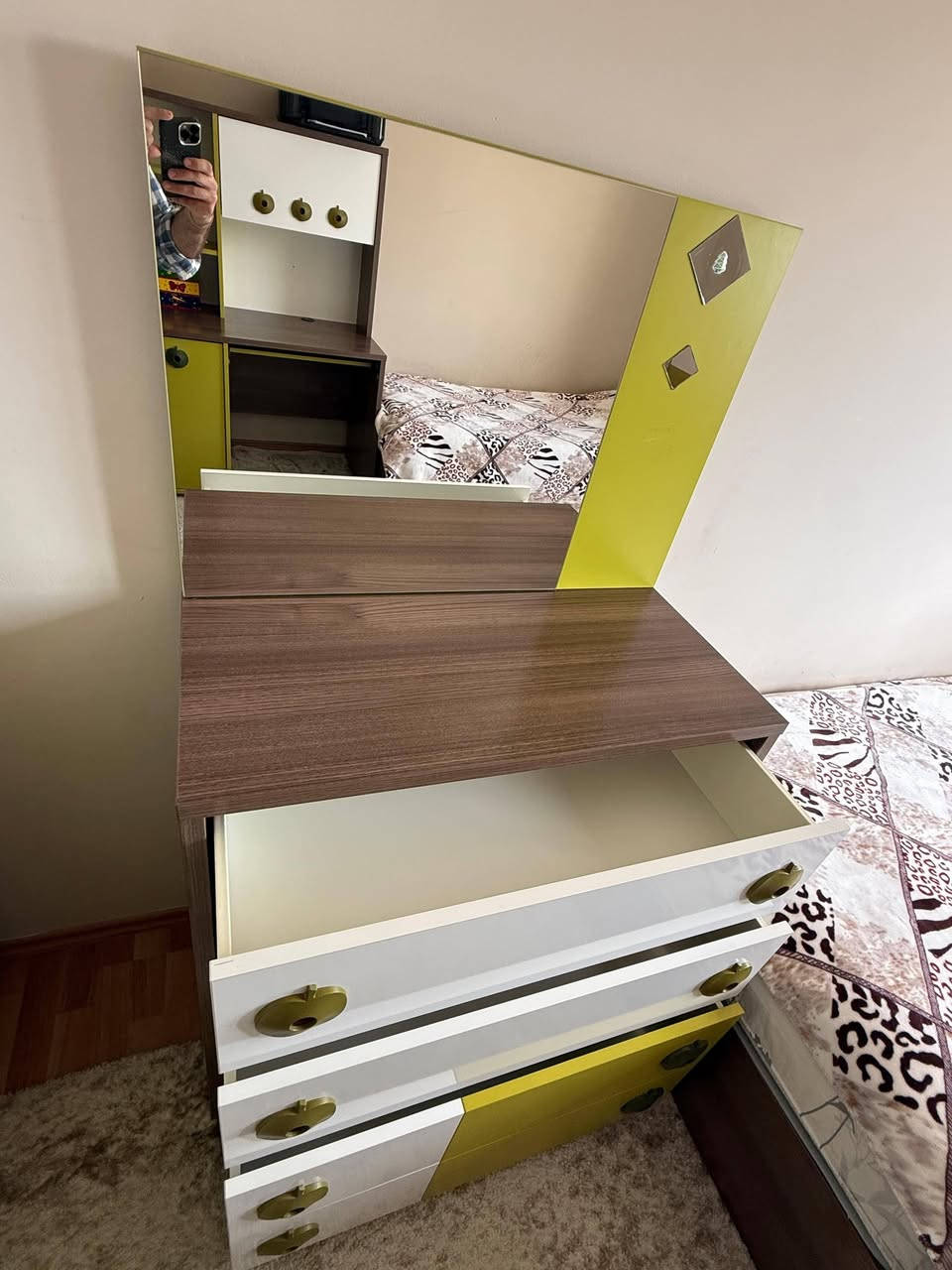 السلام عليكم
غرفة نوم شبابي ٨ قطع ماركة استقبال غرفة كلش نظيفة بدون دوشك
سعر ٣٠٠ دولار 
مكان دهوك 
***********
