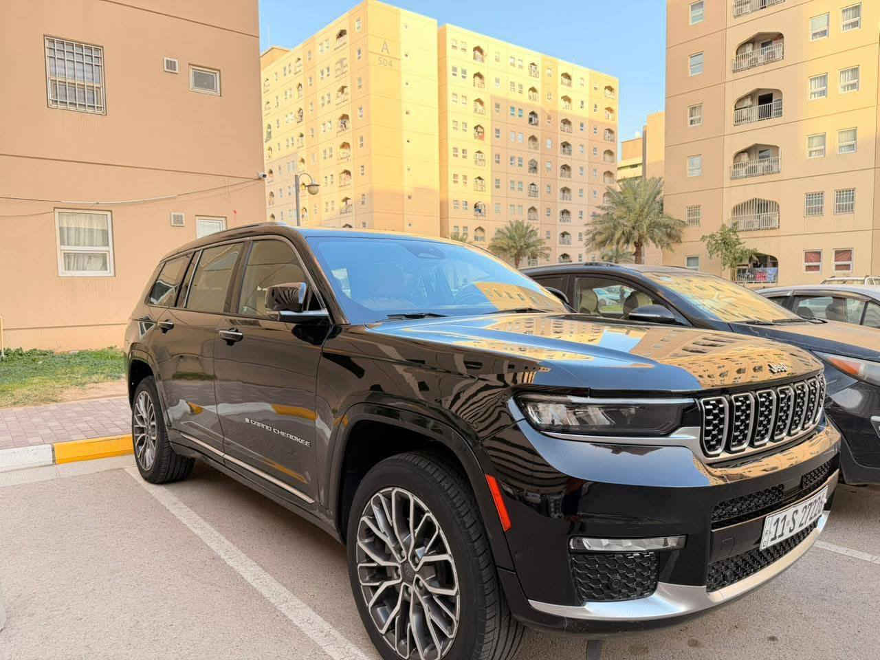 السلام عليكم
جيب ســـومــت موديــل 2021 
المحرك V6 
العداد 60
مواصفات 
مساج رباعي جميع المقاعد  
8 وضعيات للمساج والاسترخاء 
دفع رباعي 4x4 
نظام تعليق هوائي (جكات) 
تصعيد وتنزيل حسب رغبه السائق 
5 وضعيات قيادة 
قيادة ذاتية عند المنعطفات 
رادار امامي مع مانع تصادم 
نظام الرؤية اليلية ناضور ليلي 
كامرة حرارية ليلية وتشخيص 
جميع الكامرات تصوير ليلي ونهاري 
داتآ الشؤ 
غلق المقاعد الخلفي كهرباء 
تحذير الخروج عند المسار 
مستشعر نوم السائق مع نضام التوقف الالي 
تحذير النقطة العمياء 5
نظام تحذير عند التقاطعات 
نظام عرض المعلومات عند الزجاج الامامية HEADUPDISPLAY
نظام تقليل الظجيج داخل المقصورة  انارة محيطية 
تعميم ذاتي  +واير ليس شحن عدد 2 
مري جانبيات كهرباء وحساس قابله للطي 
نضام الصوت ماركة ماكنتوش 36 سماعة 
ويل قياس 21. انج
سقف بانروما كامل كنتارآ 
شاشة كبيرة 10.1انج 
نظام الخرائط GPS
5. كامرات خارجية مع بخاخ التنضيف
مري داخلي كامرة كدي يلاك 
تصوير ليلي شرط حراري 
المصابيح الامامي عدسات زنون نهار بلاد 
صندوق كهرباء 
+نظام فتح حركة القدم 
اظافات من الخشب الطبيعي 
للمقصورة الداخلية 
ذاكرة لحفظ وضعيات الجلوس 
امامي وخلفي 
جميع المقاعد الامامية والخلفية 
تدفئة + تبريد 
ستائر خلفية بلادية 
انارة داخلية بجميع اجزاء السيارة 
متعددة الالوان 
ثلاجه 
كامرات داخلية بجميع المقاعد 
حاكية صوت كامل المقاعد 
😂تعبت بعد بيها مواصفات لا تعد ابدآ 
 السيارة فقط جاملغ خلفي صبغ 
حادث كولش خفيف  
وعندي صار كم مكان بارد ابد ممبين  + صور الحادث والسونار بلمنشور. اسف ع اطاله
السيارة حيل جديدة وعدآ ذني المذكورات كفالة 
على وضع الشركه شرط 
السعر   305    بيها مجال بسيط
مكان السيارة بغداد /رقم بغداد بسمي تحويل ثاني يوم كلشي ذاكر ممتواجد ع النت ***********
