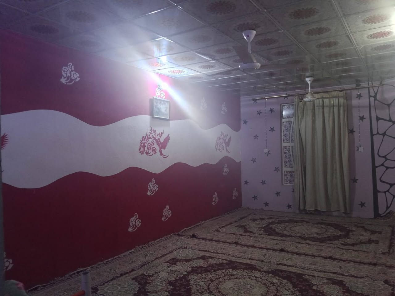 سلام عليكم للبيع دار في المهندسين شريط 300 مساحه الدار 150 طابقين الطابق الأول غرفه وصاله استقبال ومطبخ وكراج سياره ومكشوفات عدد 2 ومجمع حمامات وطابق ثاني 3 غرف وصاله ومخزن ملاحضه الطابق الاول صب كونكريت مسلح وطابق الثاني عكادء نضيف للستفسار عل *********** سعر الدار 240 وبي مجال اقرب نقطا دالا الخدمي الكوفيات خلف مدرسه عاصمه الثقافه
