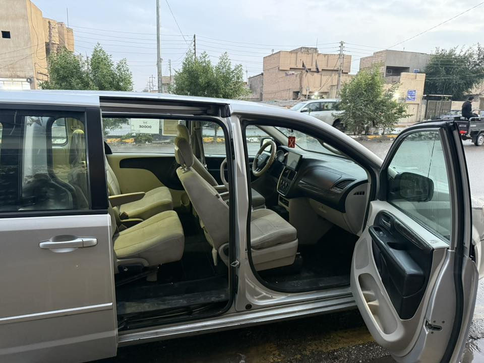 السلام عليكم دوج كرفان  2011 السياره كير ومحرك بشرط سعر السياره كلش مناسب جوه السوك السونار مرفق الستفسار *********** بيع مستعجل
