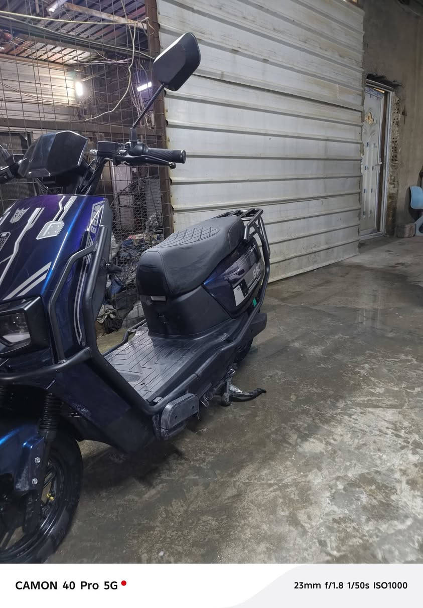 سلام عليكم دراجة 680 جديدة صار لها  شهر من فتحتها  من الكارتون ماشية الفين الدراجة جديدة اي شي مابيها تمشيك بل شحنة يوم كامل ٦ بطاريات  او ملف 2000 لايت عالي ناصي زين نون درع اشاير  الدراجة فول  .. رقم التواصل *********** سعر 850 بي مجال بسيط مكاني بغداد
