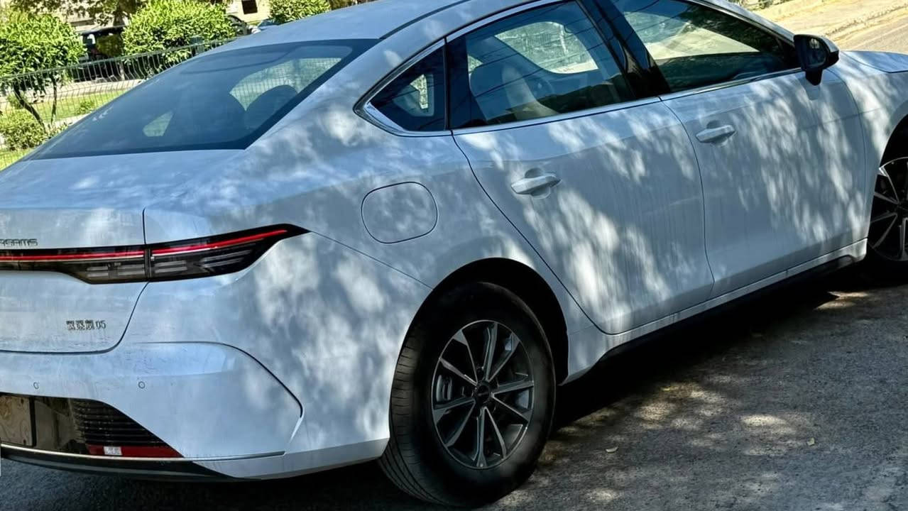 ديستروير BYD 
- Destroyer BYD 05 
وصول وجبة جديدة من  BYD 2025 دستروير 05

▪️ :
تفويله البانزين تمشي اكثر من 1200 كيلو .
 سعة المحرك: 1500cc هايبر
• سعة خزان الوقود: 48 لتر.
 • حجم البطارية: 8.3 KWh (Blade Battery – LFP الأكثر أماناً).
 • تقطع مسافة: 55 كم على الشحن الكهربائي فقط.
 • المسافة الكلية: 1200 كم بالفل.
 • قوة المحرك الكهربائي: 132 KWh.
 • العزم: 316 N.M.
 • القوة: 179 HP.
 • التسارع: 0 – 100 كم/س خلال 6.9 ثانية.
 • نوع الدفع: أمامي.
💎 المواصفات الداخلية والخارجية:
 • ✅ مقاعد جلد فاخرة.
 • ✅ جنط قياس 16 إنش.
 • ✅ شاشة وسطية 12.8 إنش + شاشة عدادات 10.25
 • ✅ نظام تشغيل عن بعد  + دخول ذكي.
 • ✅ أوامر صوتية للتحكم بالسيارة.
 • ✅ 12 سماعة عالية الجودة.
 • ✅ هاندبريك كهربائي (Auto Hold).
 • ✅ كاميرا خلفية + حساسات خلفية.
 • ✅ حساس مطر.
 • ✅ زجاج ملون.
 • ✅ نظام إضاءة نهارية LED.
 • ✅ عجلة قيادة جلد.
تواصل فقط اتصال على رقم الهاتق *********** بغداد, العراق
